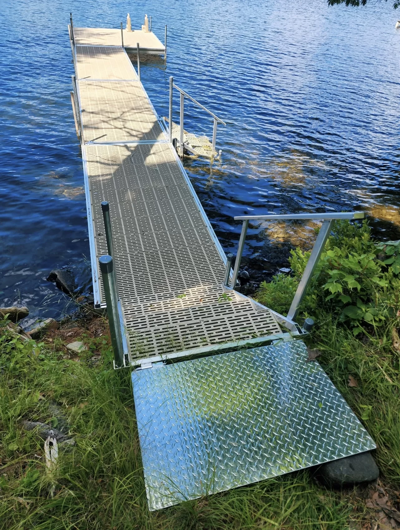heavy-duty aluminum frame thruflow floating dock
